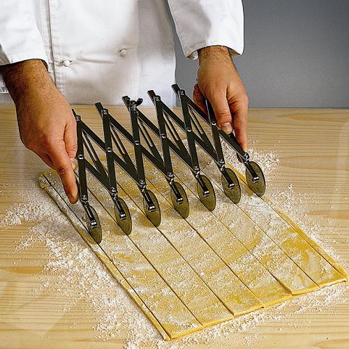 Резак д/пасты (5 плоских, 5 рифленых), нерж.сталь Резак д/пасты (5 плоских, 5 рифленых), нерж.сталь